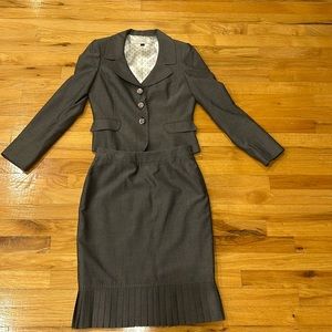 Tahari skirt suit size 4